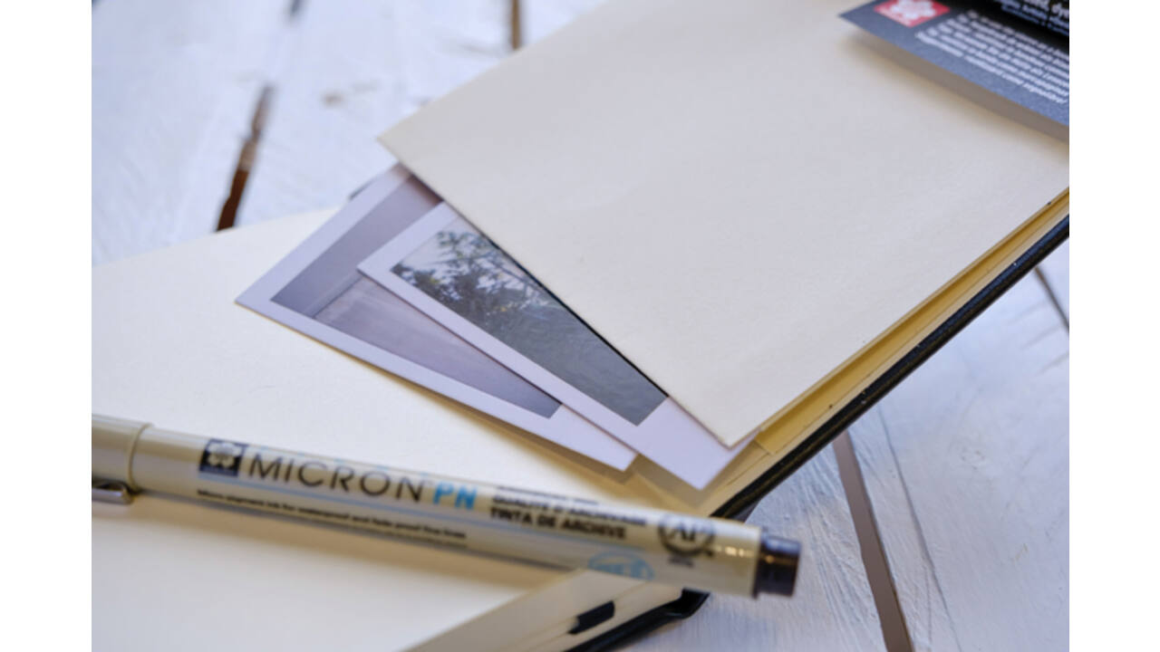Schetsboek Sakura 80 witte vellen 140gr 90x140mm zwart