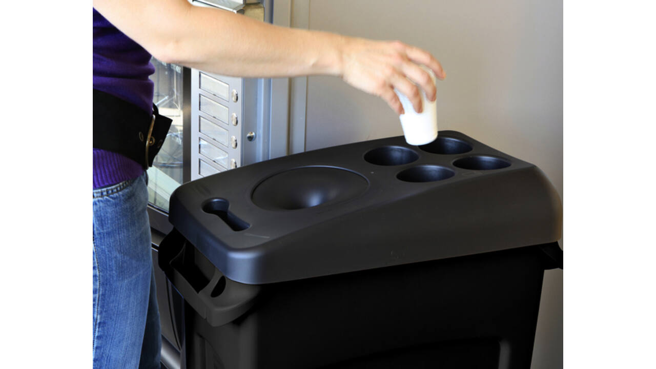Afvalbak Rubbermaid Slim Jim Vented met luchtsleuven 60 liter zwart