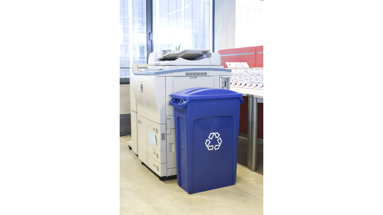 Afvalbak Rubbermaid Slim Jim Vented met luchtsleuven 87 liter blauw