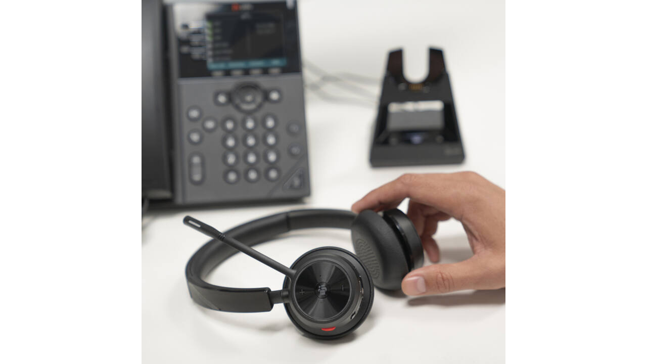 Headset HP POLY Voyager 4320-M met BT700 dongle en oplaadstatief