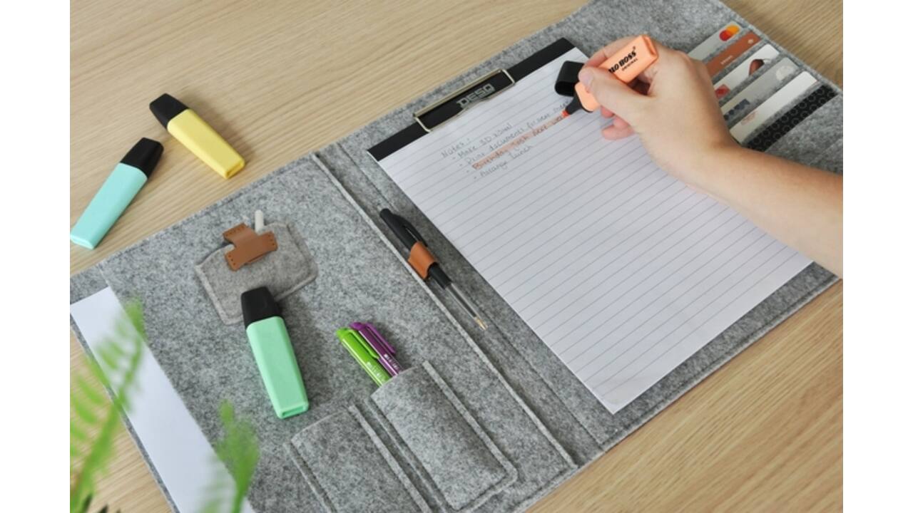 Schrijfmap DESQ A4 vilt met papierclip en elastiek sluiting grijs