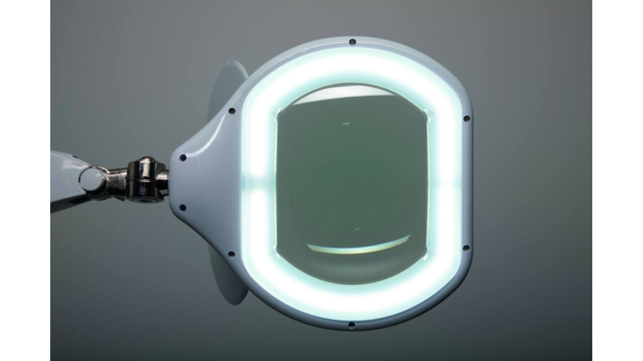 Loeplamp MAUL Crystal LED dimbaar tafelklem lens 234 cm2 wit