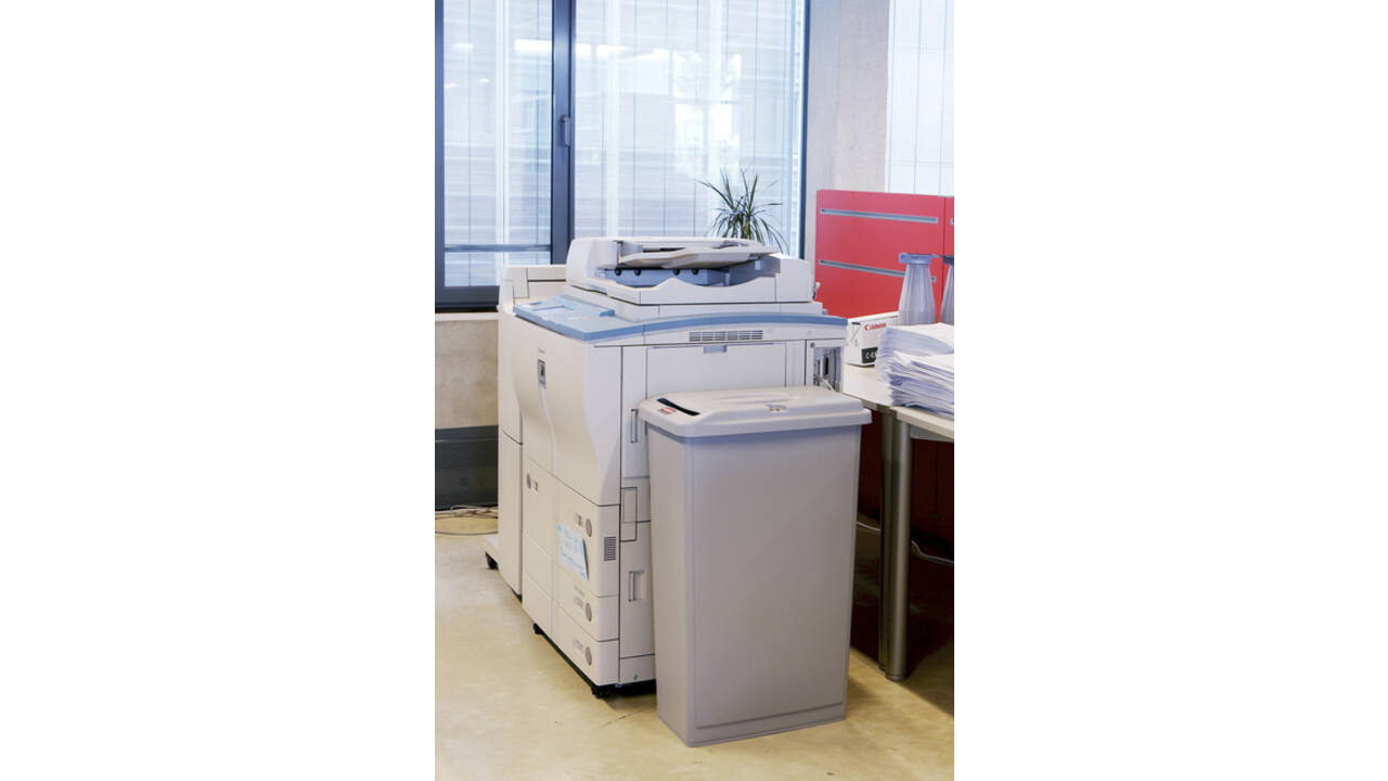 Afvalbak Rubbermaid Slim Jim vertrouwelijke documenten 87 liter grijs