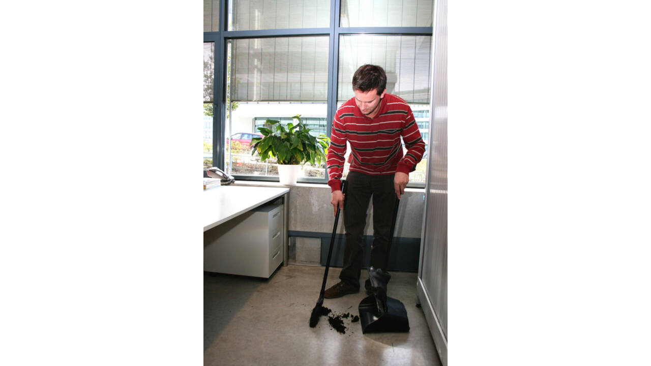Handveger Rubbermaid Executive Lobby Broom met lange steel zwart