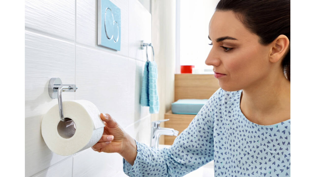 Toiletrolhouder tesa® Smooz hoogglans verchroomd metaal zelfklevend