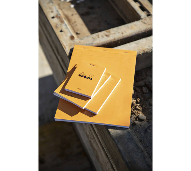 Schrijfblok Rhodia A4 lijn 80 vel 80gr oranje