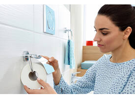 Toiletrolhouder met deksel tesa® Smooz hoogglans verchroomd metaal zelfklevend
